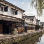 京都・伏見の運河沿いに並ぶ伝統的な酒蔵の町並み