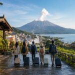 九州の火山と温泉街を望みながら旅を始める旅行者