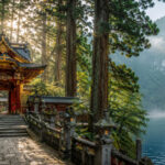 杉木立に囲まれた日光の社寺と中禅寺湖・華厳滝をイメージした風景