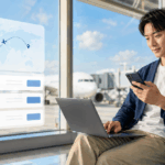 空港で海外格安航空券を比較する旅行者