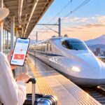 新幹線の早割をスマートフォンで予約する旅行者