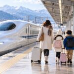 冬の新幹線ホームを荷物と歩く家族旅行者（AI生成イメージ）