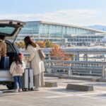 成田空港の駐車場で旅行用スーツケースを降ろす家族（AI生成イメージ）
